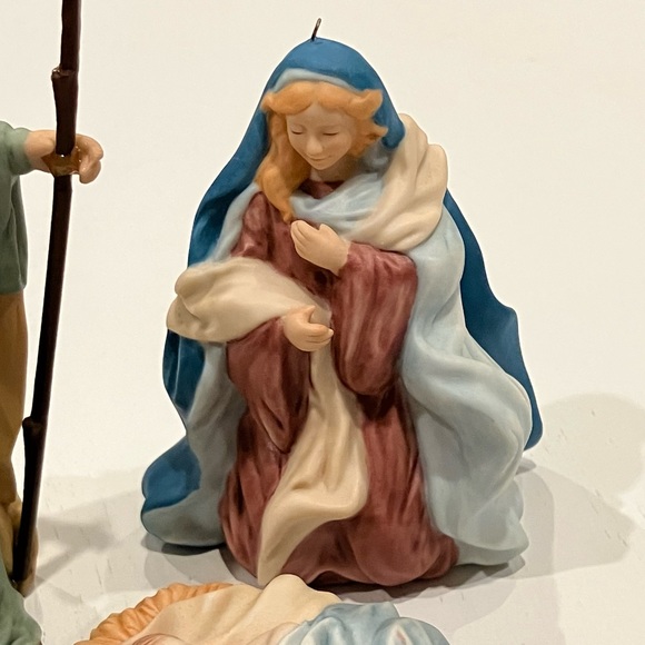 Hallmark | The Holy Family Keepsake Ornament Set - Picture 5 of 9